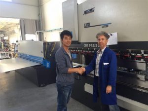 Кипарски клијент посети пресс кочиону машину и стрижну машину у нашој фабрици